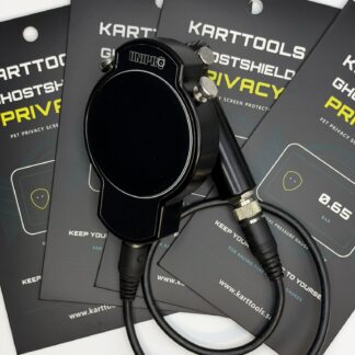 UniTire V2 med GHOSTSHIELD, sedd snett från sidan framför produktförpackningarna.