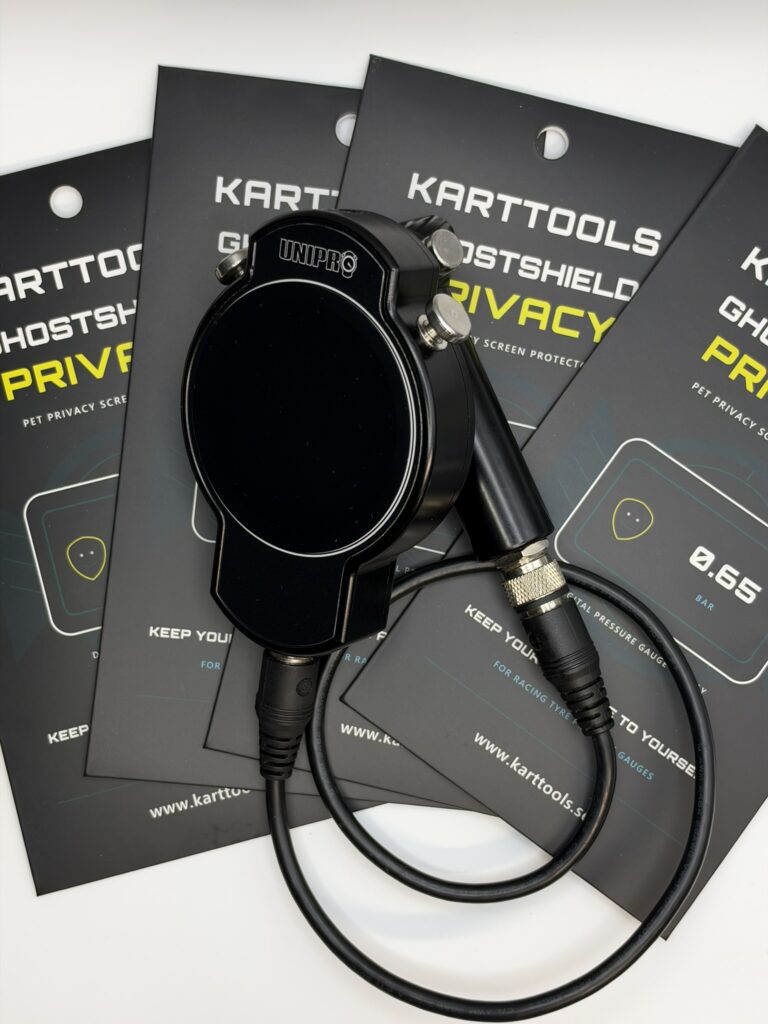 UniTire V2 med GHOSTSHIELD, sedd snett från sidan framför produktförpackningarna.
